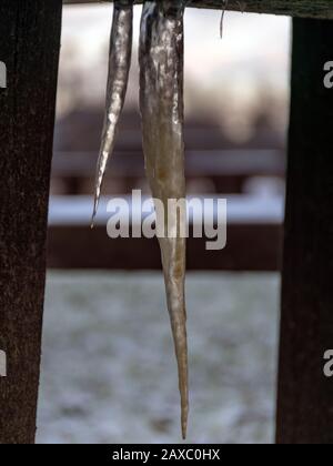 immagine con icicle, icicle formato sotto un tavolo di legno Foto Stock