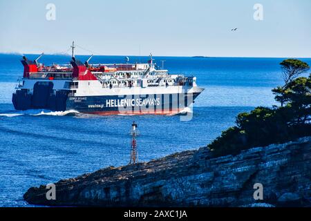 Traghetto Express Skiathos da Hellenic Seaways compagnia che lascia il porto di Patitiri, isola di Alonissos, Sporadi, Grecia Foto Stock