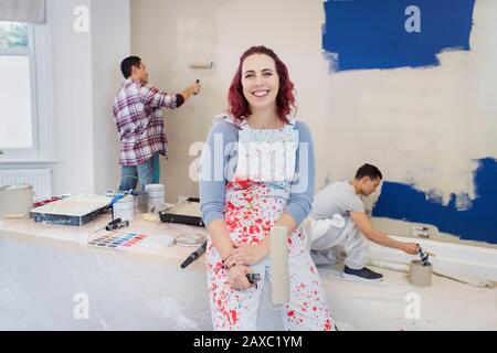 Ritratto sicuro donna in tuta pittura camera con gli amici Foto Stock