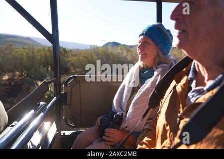 Felice coppia senior in fuoristrada safari veicolo Foto Stock