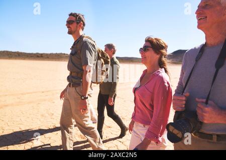 Safari guida turistica e gruppo a piedi in arido deserto del Sud Africa Foto Stock