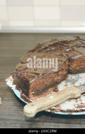 Primo piano di una torta al cioccolato a metà fette Foto Stock