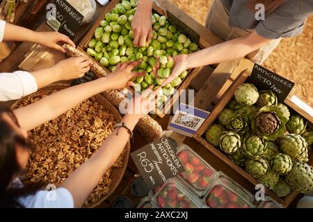 Vista aerea le persone che acquistano sul mercato agricolo, selezionando i germogli di bruxelles Foto Stock