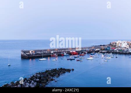 Porto di Playa San Juan al mattino presto, al sorgere del sole, Tenerife Isole Canarie, Spagna Foto Stock