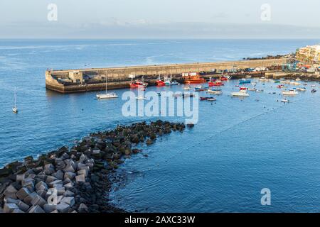 Porto di Playa San Juan al mattino presto, al sorgere del sole, Tenerife Isole Canarie, Spagna Foto Stock