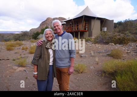 Ritratto felice senior coppia fuori cabina safari Foto Stock