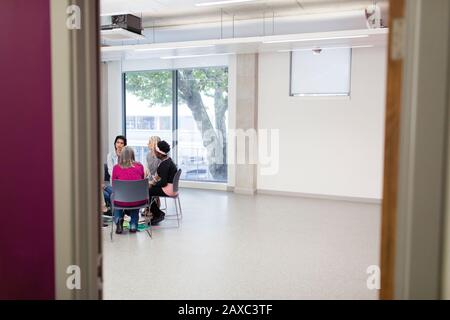 Gruppo di sostegno delle donne in riunione presso il centro della comunità Foto Stock