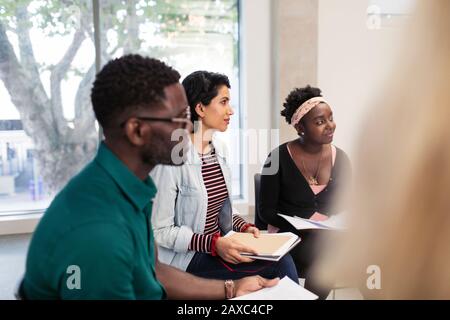 Business attento ascolto le persone in riunione Foto Stock