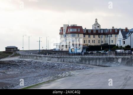 Porthcawl, Regno Unito. 11th Feb, 2020. UK Weather: Vista generale del Seabank Hotel sulla spiaggia di Porthcawl Town. Credito: Lewis Mitchell/Alamy Live News Foto Stock