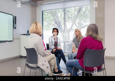 Gruppo di supporto donne in cerchio Foto Stock