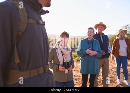 Safari turisti che ascoltano la guida del tour Foto Stock