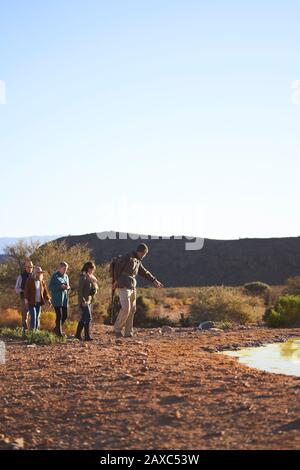 Safari guida turistica gruppo leader sulla soleggiata riserva naturale del Sud Africa Foto Stock