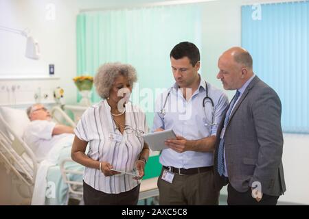 Medici con tablet digitali in giro, consulenza in ospedale Foto Stock