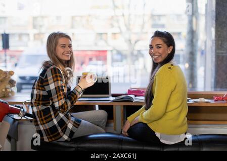 Ritratto sicuro giovani studenti universitari studiare in caffetteria Foto Stock