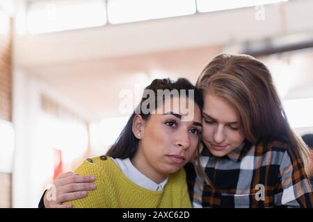 Giovane donna consolante amico Foto Stock