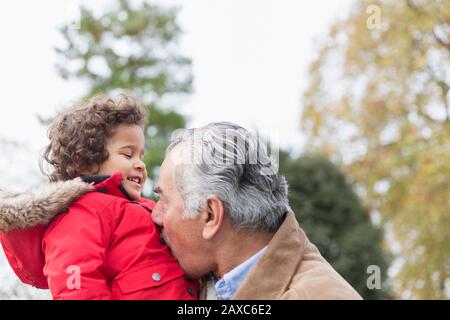 Nonno e nipote giocosi nel parco Foto Stock