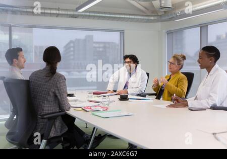 Medici e amministratori che parlano in sala conferenze riunione Foto Stock