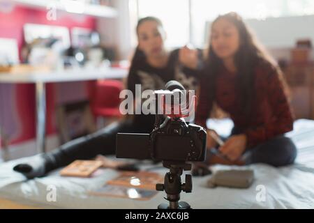 Teenage ragazze trucco vlogging dietro la videocamera domestica sul letto Foto Stock