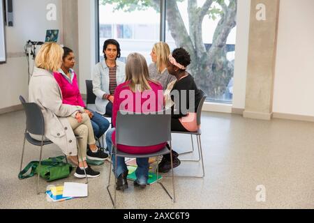 Gruppo di sostegno delle donne che parla in circolo nel centro della comunità Foto Stock