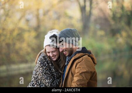 Affettuosa giovane coppia abbracciando all'aperto Foto Stock