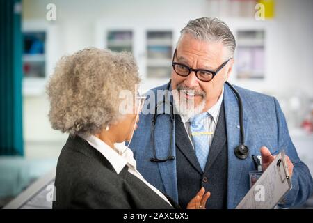 Consulenza di medici senior in clinica Foto Stock