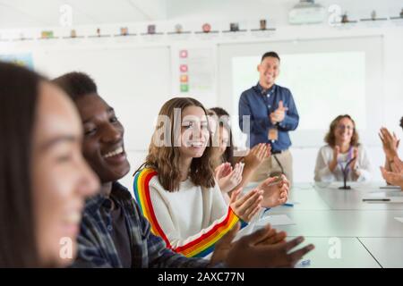 Gli studenti e gli insegnanti delle scuole superiori felici si aggrappano alla classe del dibattito Foto Stock