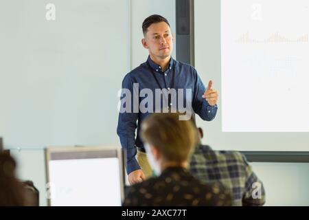 Insegnante di scuola superiore che parla, lezione principale in classe Foto Stock