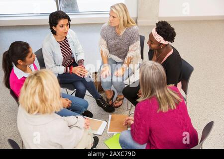 Gruppo di sostegno delle donne che parla in cerchio Foto Stock