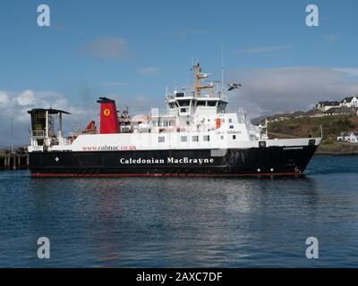 Traghetto Caledonian MacBrayne Loch Nevis (Loch Nebheis) manovre nel porto di Mallaig prima di ormeggio sulla rampa del terminal dei traghetti. Scozia, Regno Unito. Foto Stock