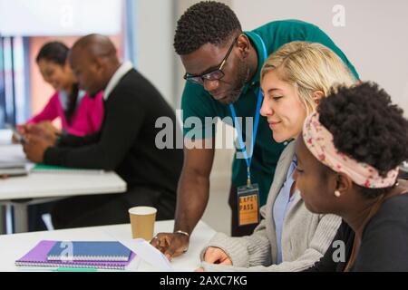 Uomini d'affari con documenti Foto Stock