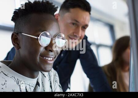 Insegnante di alto livello che aiuta lo studente al computer Foto Stock