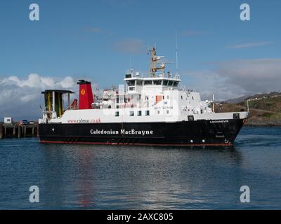 Traghetto Caledonian MacBrayne Loch Nevis (Loch Nebheis) manovre nel porto di Mallaig prima di ormeggio sulla rampa del terminal dei traghetti. Scozia, Regno Unito. Foto Stock