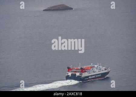 Traghetto Express Skiathos da Hellenic Seaways compagnia che lascia il porto di Patitiri, isola di Alonissos, Sporadi, Grecia Foto Stock