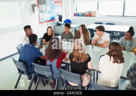 Gli studenti delle scuole superiori che parlano in classe di dibattito a tavola in classe Foto Stock