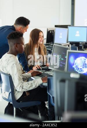 Junior alta gli studenti utilizzano i computer in laboratorio informatico Foto Stock