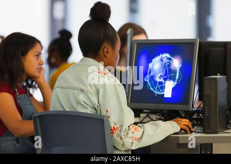Studentessa di ragazza alta junior che usa il computer in laboratorio Foto Stock