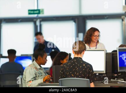 Junior alta gli studenti utilizzano i computer in laboratorio informatico Foto Stock