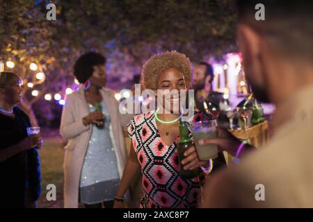 Amici felici che bevono cocktail e birra alla festa in giardino Foto Stock