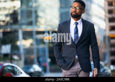 Attraente multietnico misto di etnia business uomo in abito moderno, bel modello commerciale con spazio copia Foto Stock