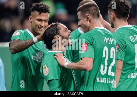 ãBraver LeonardoÉÒ, Davie SELKE (HB, l.), 1: 0 goal scorer accarezza il barbante goal per 2: 0, Leonardo BITTENCOURT (HB, 2.left to right), teneramente, mentre il suo forte gioco con il giocatore Marco FRIEDL (HB) annuncia; Goal jubilant; Calcio, DFB Pokal, turno di 16, SV Werder Bremen (HB) - Borussia Dortmund (DO) 3: 2, il 04.02.2020 a Brema / Germania. | utilizzo in tutto il mondo Foto Stock