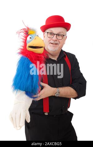 Un ventriloquista con un pappagallo sul suo braccio Foto Stock