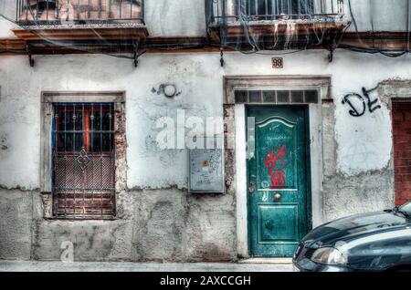 Facciata di una vecchia casa. Fotografia di strada. Foto Stock
