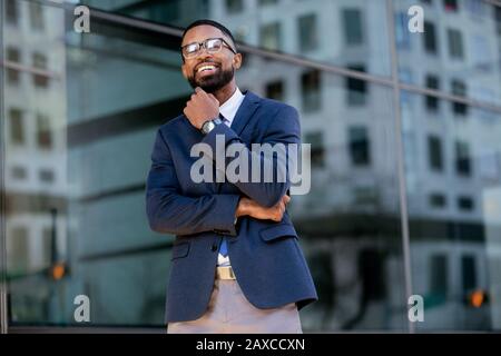 Caldo ritratto di uomo d'affari afroamericano amichevole, sorriso allegro con una personalità divertente Foto Stock