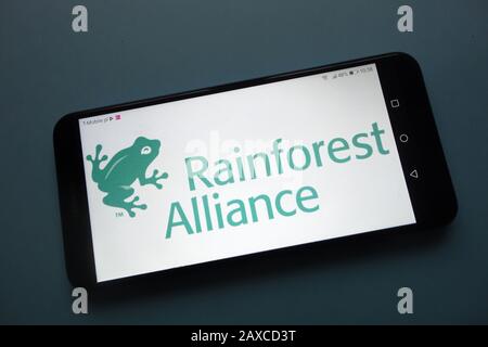 Logo Rainforest Alliance su smartphone Foto Stock