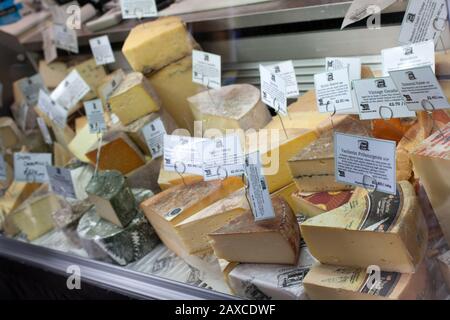 Una selezione di formaggi in vendita in un mercato a Winchester, Regno Unito Foto Stock