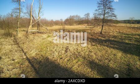 Piccolo fiume in Polonia centrale, illuminata dal sole. Foto Stock