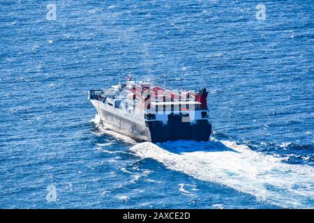 Traghetto Express Skiathos da Hellenic Seaways compagnia che lascia il porto di Glossa, isola di Skopelos, Sporadi, Grecia Foto Stock