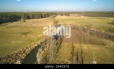 Piccolo fiume in Polonia centrale, illuminata dal sole. Foto Stock