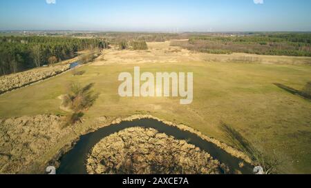 Piccolo fiume in Polonia centrale, illuminata dal sole. Foto Stock