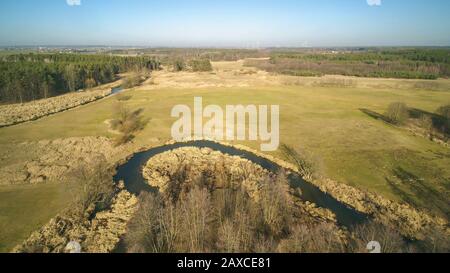 Piccolo fiume in Polonia centrale, illuminata dal sole. Foto Stock